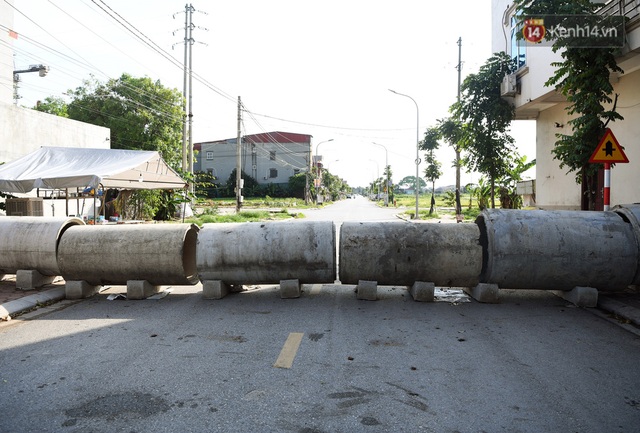  Ảnh: Dàn xe ben trọng tải lớn, chồng gạch, đặt ống cống để chốt chặn nhiều điểm cách ly ở Bắc Ninh - Ảnh 19.