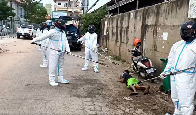  [Video] Bệnh nhân COVID-19 bỏ trốn ở Campuchia: Bị cảnh sát dồn vào góc tường, phải quỳ lạy van xin - Ảnh 2.