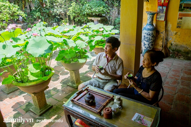 Đôi vợ chồng sở hữu căn nhà cổ 100 năm tuổi tại Hà Nội, sưu tập hàng trăm gốc sen cung đình Huế quanh nhà, ai đi qua cũng phải trầm trồ - Ảnh 13.