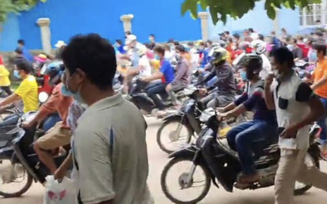 Công nhân rời khỏi nhà mãy. Ảnh: Khmer News