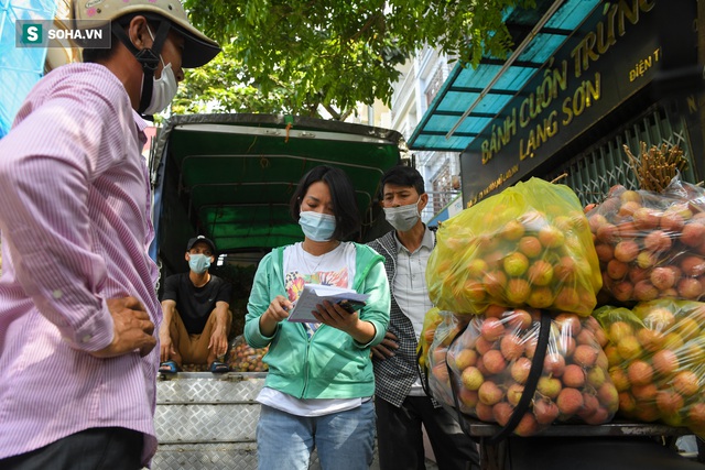  Thương lái Trung Quốc giảm mua, người Hà Nội thức đêm, đội mưa để giải cứu vải Bắc Giang - Ảnh 2.