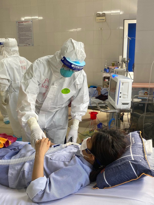 Hình ảnh xúc động: Đội phản ứng nhanh BV Chợ Rẫy túc trực ngày đêm điều trị cho các bệnh nhân nặng tại tâm dịch Bắc Giang - Ảnh 4.