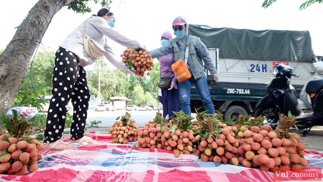 Người dân Hà Nội hào hứng mua vải sớm Bắc Giang - Ảnh 5.