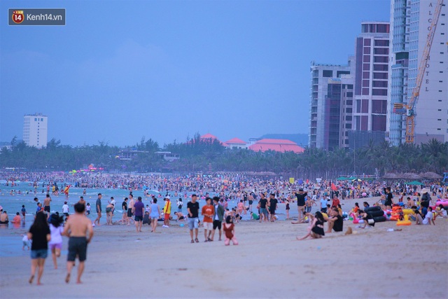 Nhiều người dân và du khách đeo khẩu trang khi tắm biển Đà Nẵng - Ảnh 2.