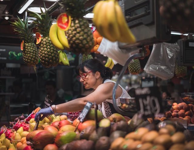 Có thể bạn chưa biết: cô bán hoa quả ở gần nhà bạn cũng đang áp dụng cả tá chiến lược tiếp thị - Ảnh 1.