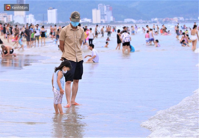 Nhiều người dân và du khách đeo khẩu trang khi tắm biển Đà Nẵng - Ảnh 15.