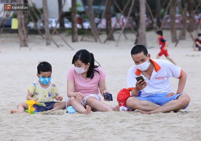 Nhiều người dân và du khách đeo khẩu trang khi tắm biển Đà Nẵng - Ảnh 18.