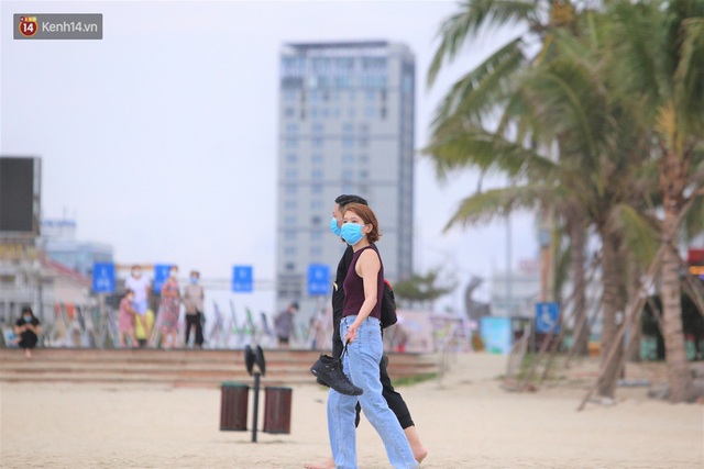 Nhiều người dân và du khách đeo khẩu trang khi tắm biển Đà Nẵng - Ảnh 19.