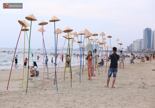 Nhiều người dân và du khách đeo khẩu trang khi tắm biển Đà Nẵng - Ảnh 20.