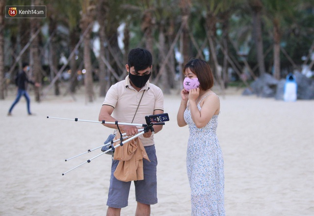 Nhiều người dân và du khách đeo khẩu trang khi tắm biển Đà Nẵng - Ảnh 21.