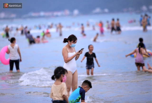 Nhiều người dân và du khách đeo khẩu trang khi tắm biển Đà Nẵng - Ảnh 6.