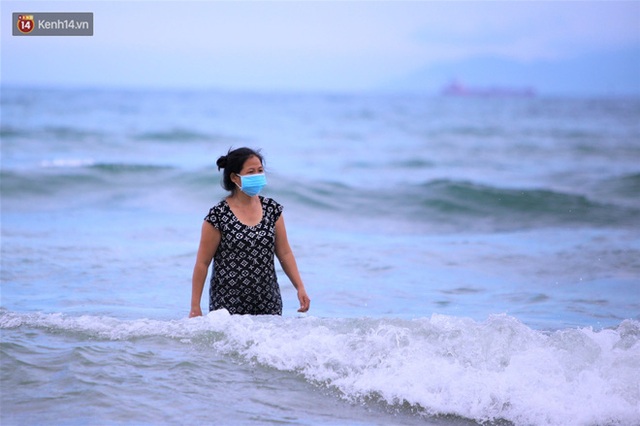 Nhiều người dân và du khách đeo khẩu trang khi tắm biển Đà Nẵng - Ảnh 7.