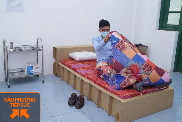 Cận cảnh những chiếc giường bằng giấy sáng tạo và thần tốc phục tại bệnh viện dã chiến - Ảnh 2.