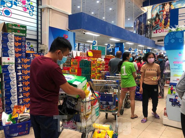  Trước giờ giãn cách, người dân TPHCM đổ xô đi chợ, siêu thị  - Ảnh 12.