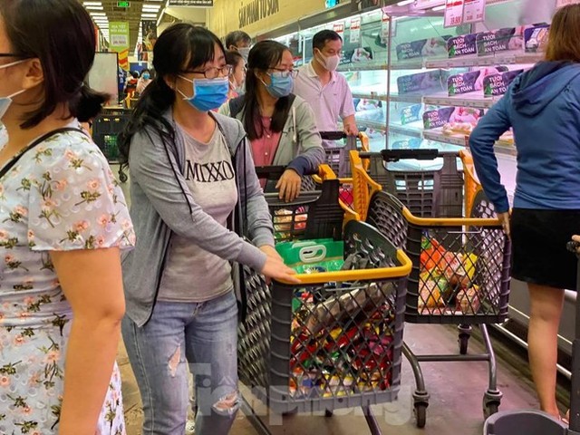  Trước giờ giãn cách, người dân TPHCM đổ xô đi chợ, siêu thị  - Ảnh 14.