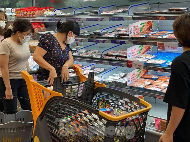  Trước giờ giãn cách, người dân TPHCM đổ xô đi chợ, siêu thị  - Ảnh 15.