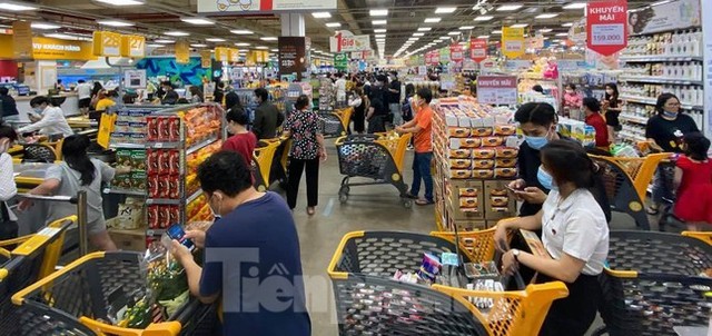 Trước giờ giãn cách, người dân TPHCM đổ xô đi chợ, siêu thị  - Ảnh 16.