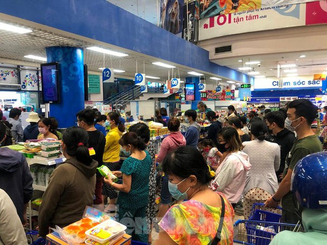  Trước giờ giãn cách, người dân TPHCM đổ xô đi chợ, siêu thị  - Ảnh 17.