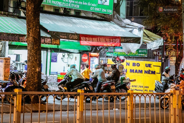  Quán xá Sài Gòn lao đao giữa mùa dịch: Thông báo bán mang đi nhưng nhiều nơi vẫn vắng hoe, khung cảnh ảm đạm bao trùm nhiều tuyến phố - Ảnh 18.