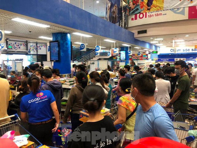  Trước giờ giãn cách, người dân TPHCM đổ xô đi chợ, siêu thị  - Ảnh 18.
