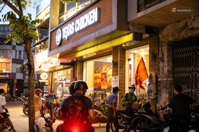  Quán xá Sài Gòn lao đao giữa mùa dịch: Thông báo bán mang đi nhưng nhiều nơi vẫn vắng hoe, khung cảnh ảm đạm bao trùm nhiều tuyến phố - Ảnh 22.