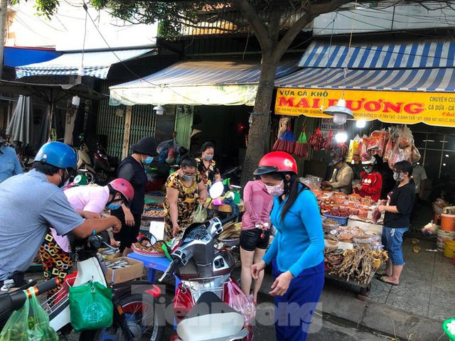  Trước giờ giãn cách, người dân TPHCM đổ xô đi chợ, siêu thị  - Ảnh 6.