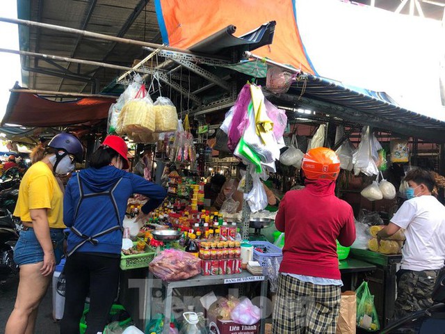  Trước giờ giãn cách, người dân TPHCM đổ xô đi chợ, siêu thị  - Ảnh 8.