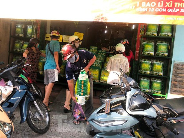  Trước giờ giãn cách, người dân TPHCM đổ xô đi chợ, siêu thị  - Ảnh 10.