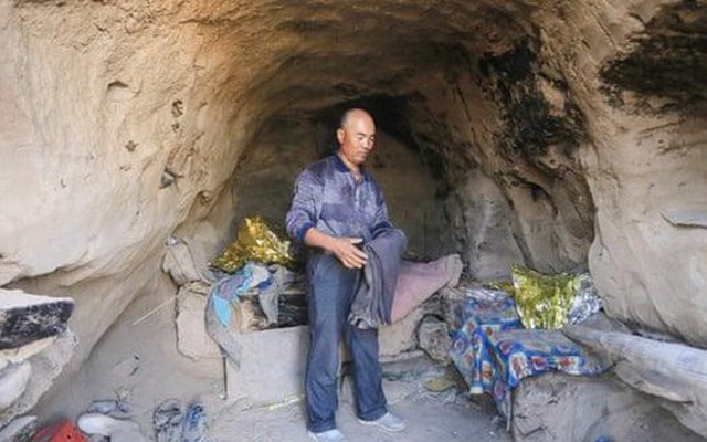 Ông Zhu Keming trong hang trú ẩn