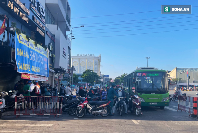  TP HCM ngày đầu tiên giãn cách xã hội: Gò Vấp sáng thứ Hai chưa bao giờ vắng đến như vậy! - Ảnh 19.