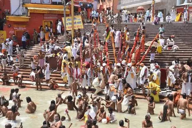 Hàng trăm người Ấn Độ tham dự nghi lễ đuổi COVID-19 - Ảnh 1.