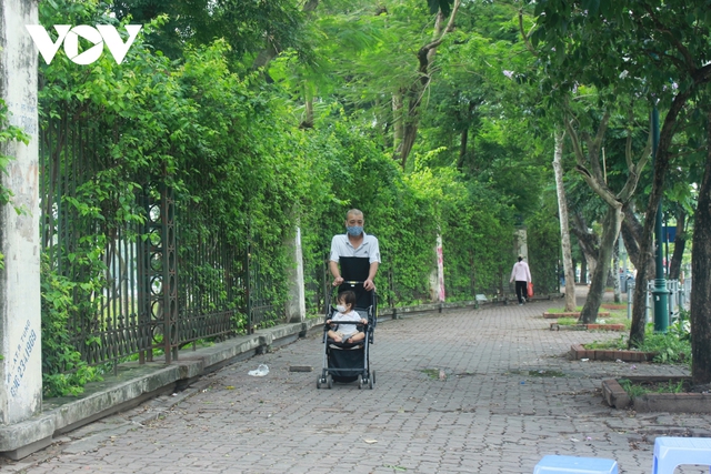  Công viên ở Hà Nội đồng loạt đóng cửa phòng chống dịch Covid-19 - Ảnh 14.