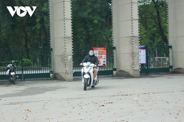  Công viên ở Hà Nội đồng loạt đóng cửa phòng chống dịch Covid-19 - Ảnh 7.