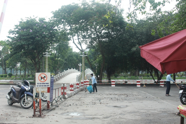  Công viên ở Hà Nội đồng loạt đóng cửa phòng chống dịch Covid-19 - Ảnh 9.