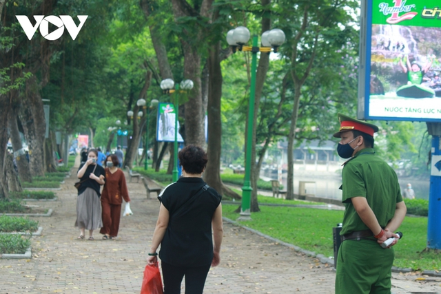  Công viên ở Hà Nội đồng loạt đóng cửa phòng chống dịch Covid-19 - Ảnh 10.