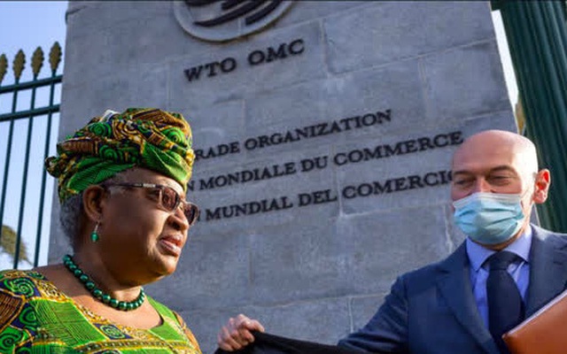 Tổng Giám đốc WTO Ngozi Okonjo-Iweala bên ngoài trụ sở WTO ngày 1/3. Ảnh: AP