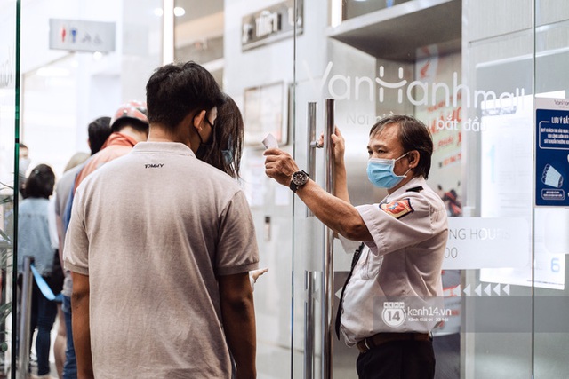 Trung tâm thương mại Sài Gòn ra sao giữa đợt dịch Covid-19 thứ 4: Nơi thì vắng hoe, chỗ vẫn thấy rất đông người check-in - Ảnh 28.