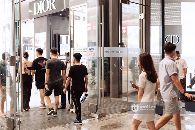 Trung tâm thương mại Sài Gòn ra sao giữa đợt dịch Covid-19 thứ 4: Nơi thì vắng hoe, chỗ vẫn thấy rất đông người check-in - Ảnh 32.