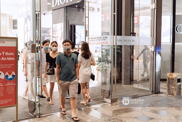 Trung tâm thương mại Sài Gòn ra sao giữa đợt dịch Covid-19 thứ 4: Nơi thì vắng hoe, chỗ vẫn thấy rất đông người check-in - Ảnh 45.