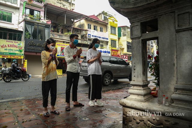 Sĩ tử Hà Nội cùng phụ huynh đội mưa đi lễ cầu may trước ngày thi vào lớp 10 - Ảnh 12.