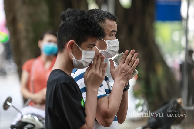 Sĩ tử Hà Nội cùng phụ huynh đội mưa đi lễ cầu may trước ngày thi vào lớp 10 - Ảnh 18.