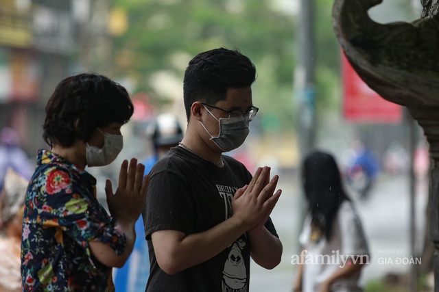 Sĩ tử Hà Nội cùng phụ huynh đội mưa đi lễ cầu may trước ngày thi vào lớp 10 - Ảnh 8.