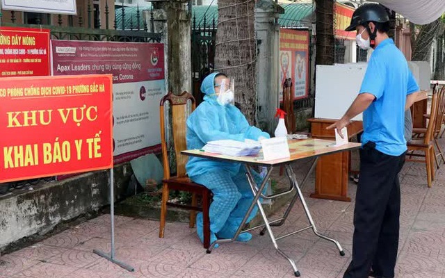 Trạm y tế phường Bắc Hà, thành phố Hà Tĩnh hướng dẫn người dân khai báo y tế và lấy mẫu xét nghiệm. (Ảnh: Công Tường/TTXVN)