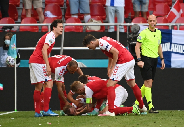 Nhạc trưởng Eriksen của Đan Mạch bất tỉnh ngay trên sân bóng tại EURO 2021: Cách phòng tránh ngừng tim đột ngột và thời gian vàng cứu sống tính bằng giây - Ảnh 1. Nhạc trưởng Eriksen của Đan Mạch bất tỉnh ngay trên sân bóng tại EURO 2021: Cách phòng tránh ngừng tim đột ngột và thời gian vàng cứu sống tính bằng giây - Ảnh 1.