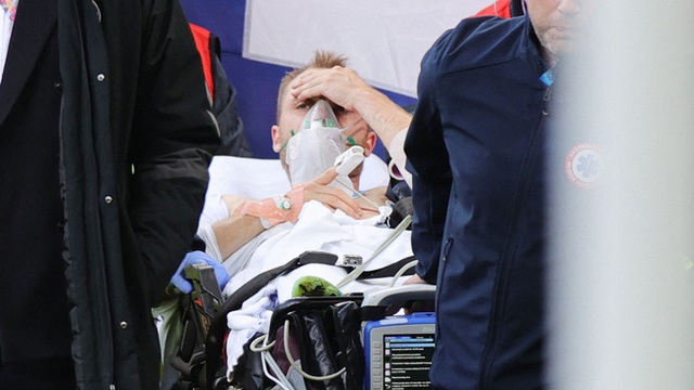 Bóng ma đột quỵ ám ảnh sân cỏ: Eriksen may mắn thoát khỏi lưỡi hái tử thần, nhưng có những đồng nghiệp của anh đã mãi mãi ra đi - Ảnh 1. Bóng ma đột quỵ ám ảnh sân cỏ: Eriksen may mắn thoát khỏi lưỡi hái tử thần, nhưng có những đồng nghiệp của anh đã mãi mãi ra đi - Ảnh 1.