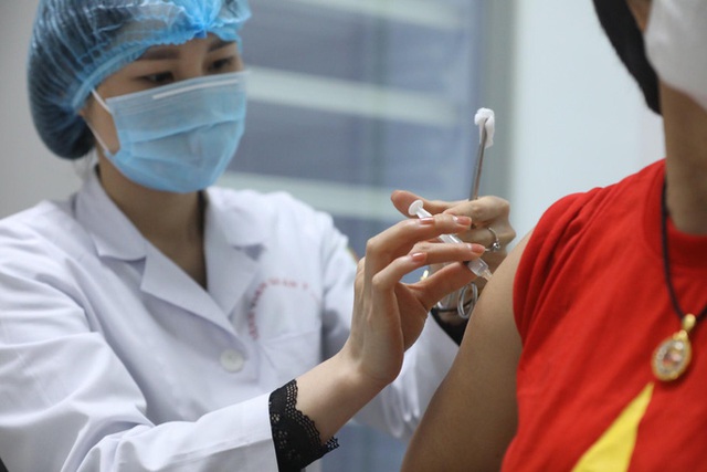  Vắc xin Covid-19 Made in Việt Nam: Tôi không hiểu sao lại ghi nhận ít tác dụng phụ nguy hiểm thế, thậm chí an toàn hơn các loại đang tiêm - Ảnh 2.