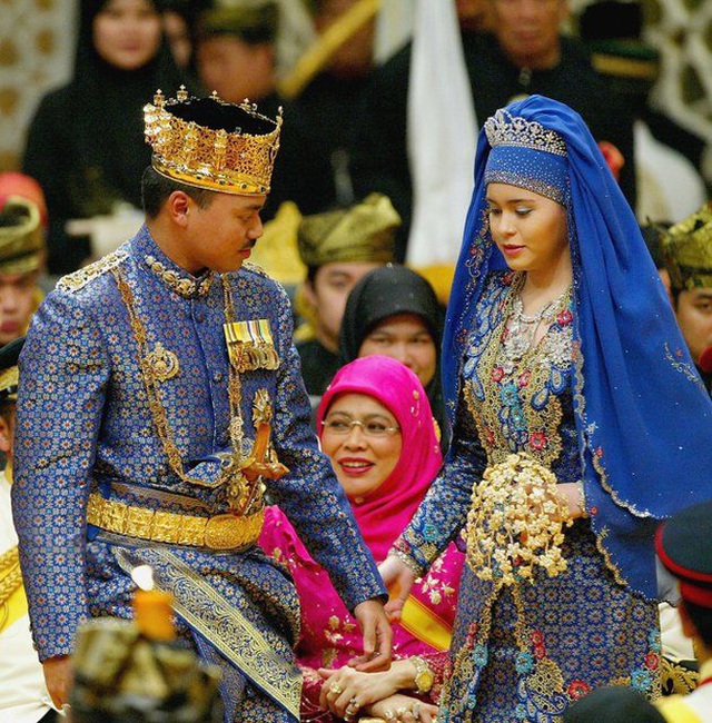  17 tuổi từ thường dân bỗng thành vợ Thái tử, “nàng Lọ lem đẹp tựa tiên nữ” của Hoàng gia Brunei giờ ra sao sau 17 năm? - Ảnh 2.