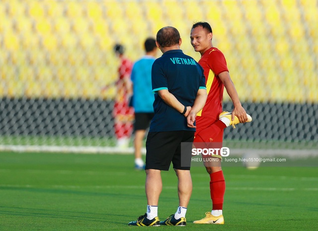 Thầy Park chơi khó ở buổi tập của tuyển Việt Nam, phóng viên UAE chán nản suýt bỏ về sớm - Ảnh 10.