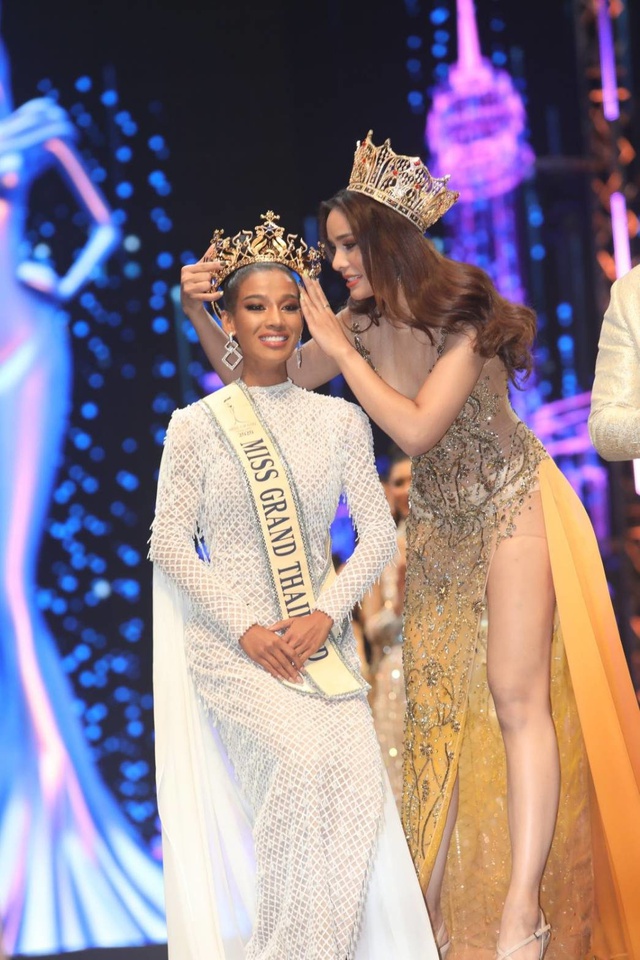 Ai rồi cũng bán hàng online thôi: Miss Grand Thailand 2020 livestream bán cơm cháy, son môi giữa mùa dịch - Ảnh 2.