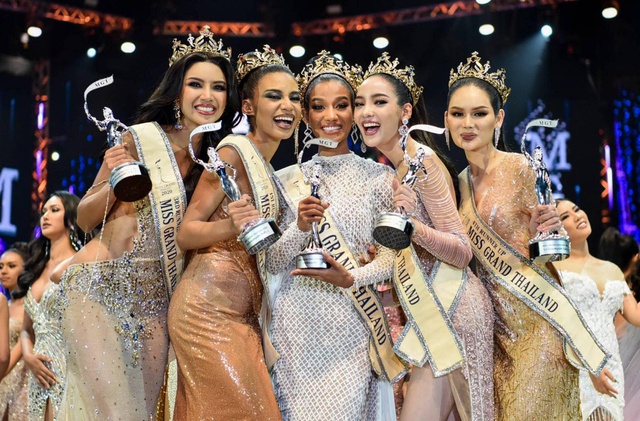Ai rồi cũng bán hàng online thôi: Miss Grand Thailand 2020 livestream bán cơm cháy, son môi giữa mùa dịch - Ảnh 3. Ai rồi cũng bán hàng online thôi: Miss Grand Thailand 2020 livestream bán cơm cháy, son môi giữa mùa dịch - Ảnh 3.